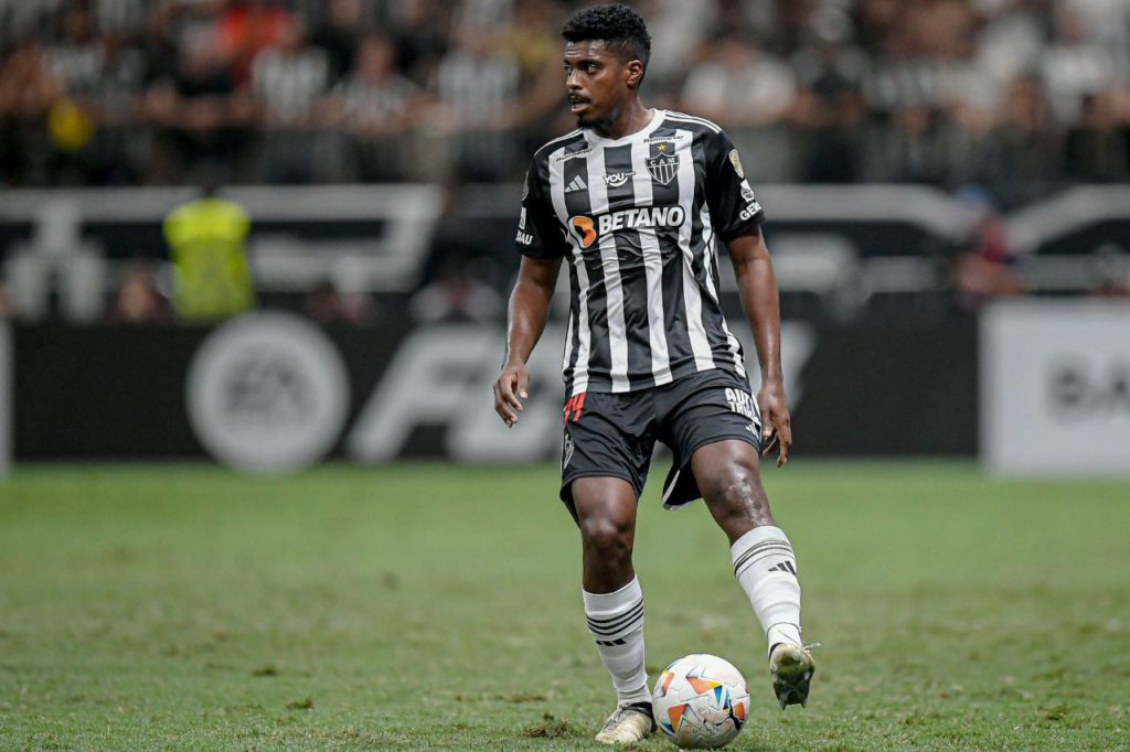 Zagueiro Jemerson em ação pelo Galo no Brasileirão