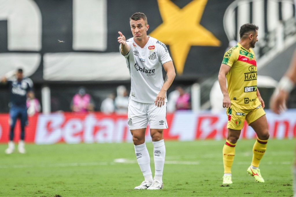 Volante João Schmidt em ação pelo Santos no Brasileiro Série B