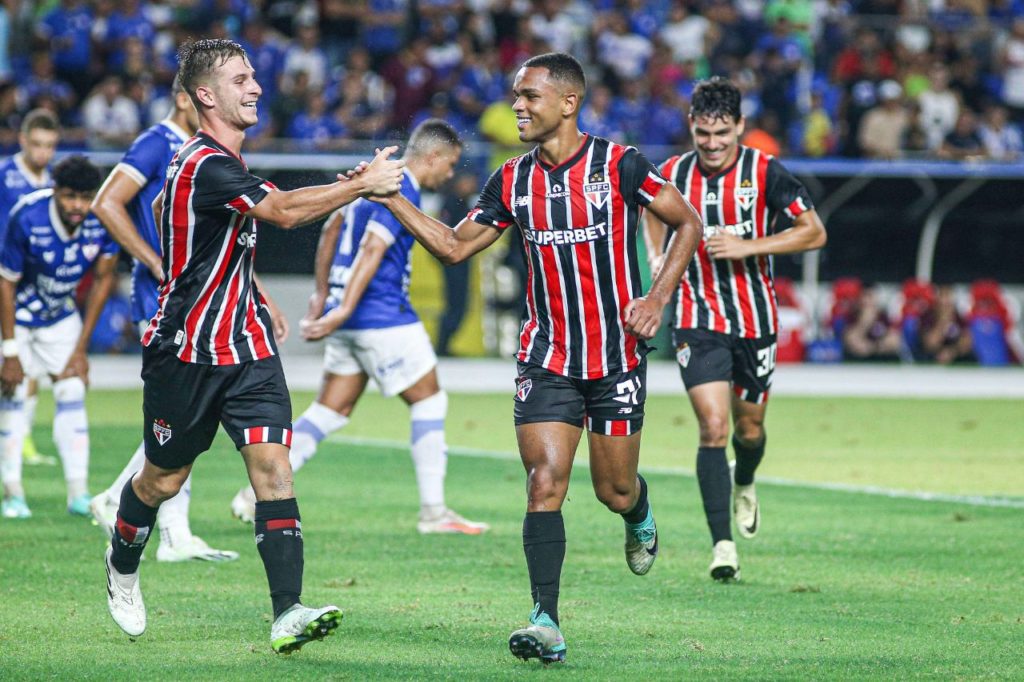 Centroavante Juan comemora gol do São Paulo ao lado de Galoppo na Copa do Brasil