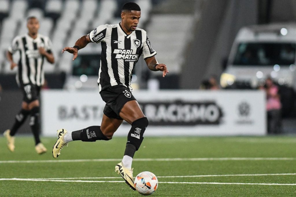Atacante Júnior Santos em ação pelo Botafogo