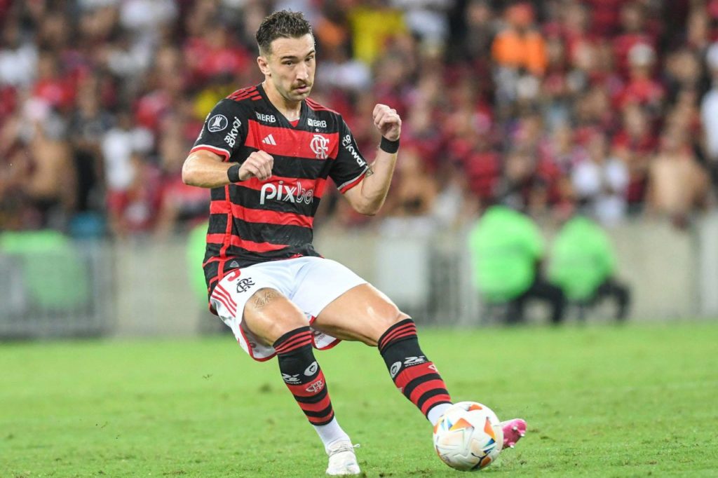 Zagueiro Léo Ortiz em ação pelo Flamengo