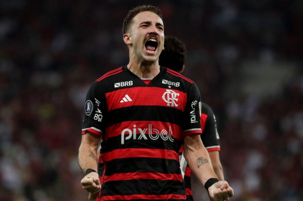 Zagueiro Léo Ortiz comemora gol pelo Flamengo