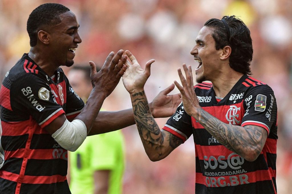 Lorran comemorando gol com Pedro na vitória do Flamengo sobre o Corinthians no Maracanã