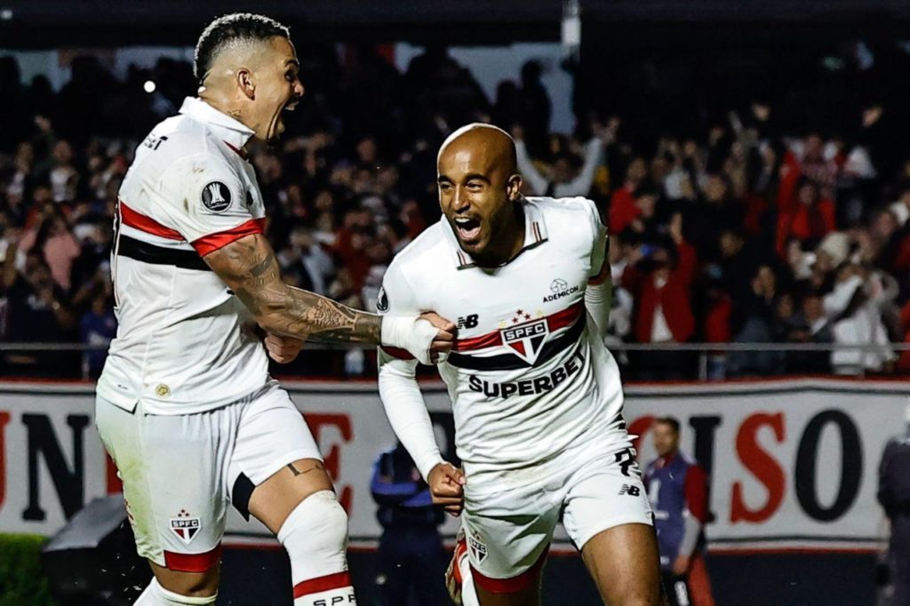 Lucas Moura e Luciano comemoram gol do São Paulo no Morumbi em jogo contra o Talleres pela Libertadores
