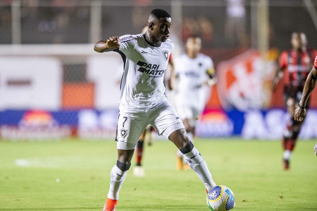 Atacante Luiz Henrique em ação pelo Botafogo no jogo contra o Vitória na Copa do Brasil