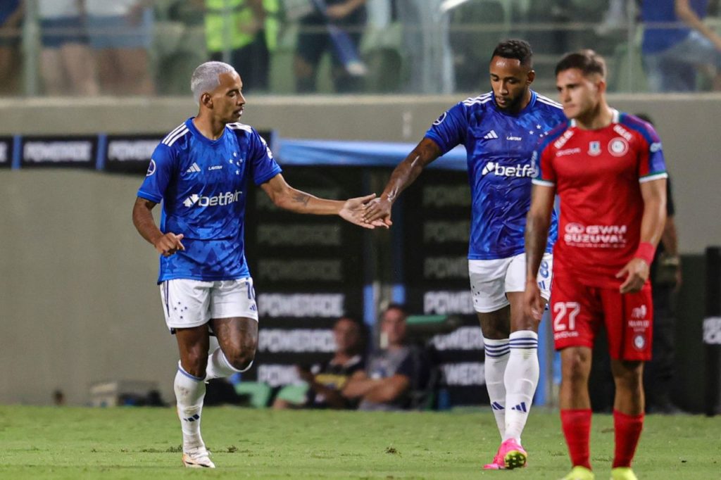 Meia Matheus Pereira comemora gol do Cruzeiro contra o La Calera