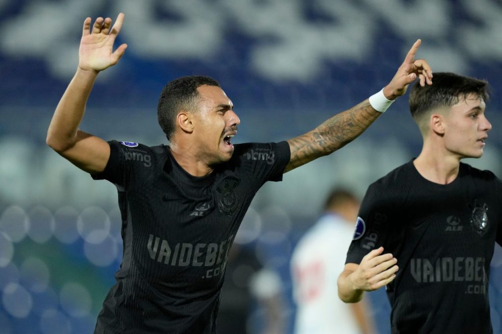 Lateral Matheuzinho comemora gol e sente lesão no tornozelo na vitória do Corinthians sobre o Nacional-PAR