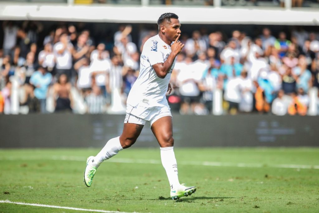 Atacante Morelos comemorando gol do Santos na Vila Belmiro em goleada sobre o Brusque na Série B