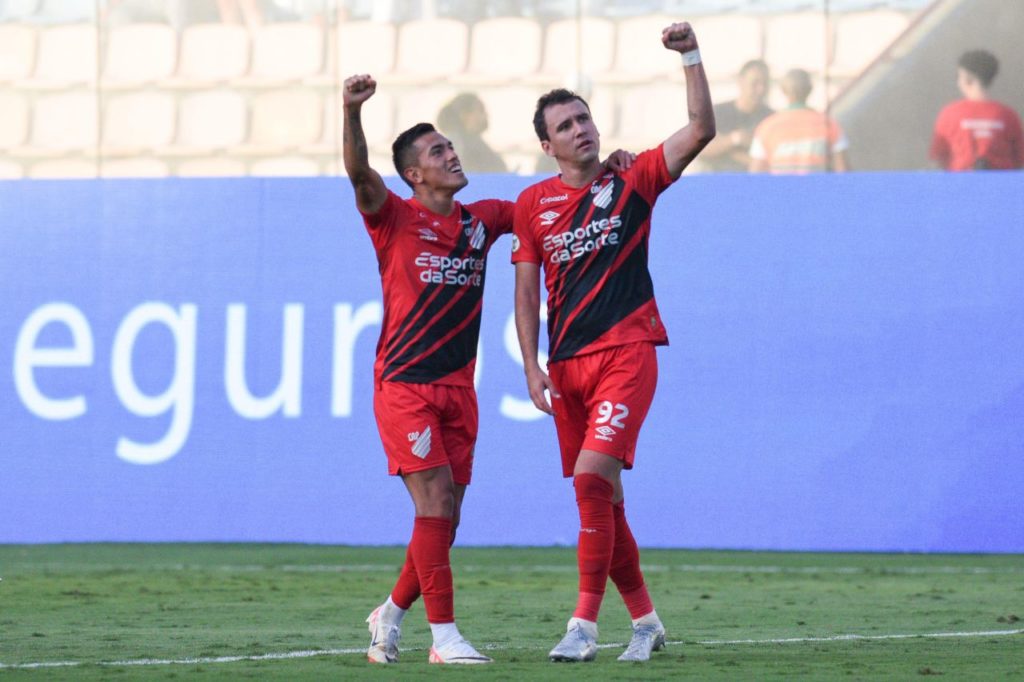 Centroavante Pablo comemorando gol do Athletico-PR com Cuello na vitória sobre o Palmeiras em Barueri