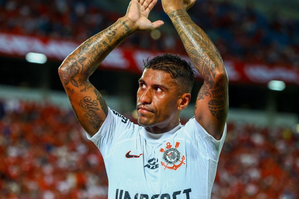 Volante Paulinho saudando a torcida do Corinthians