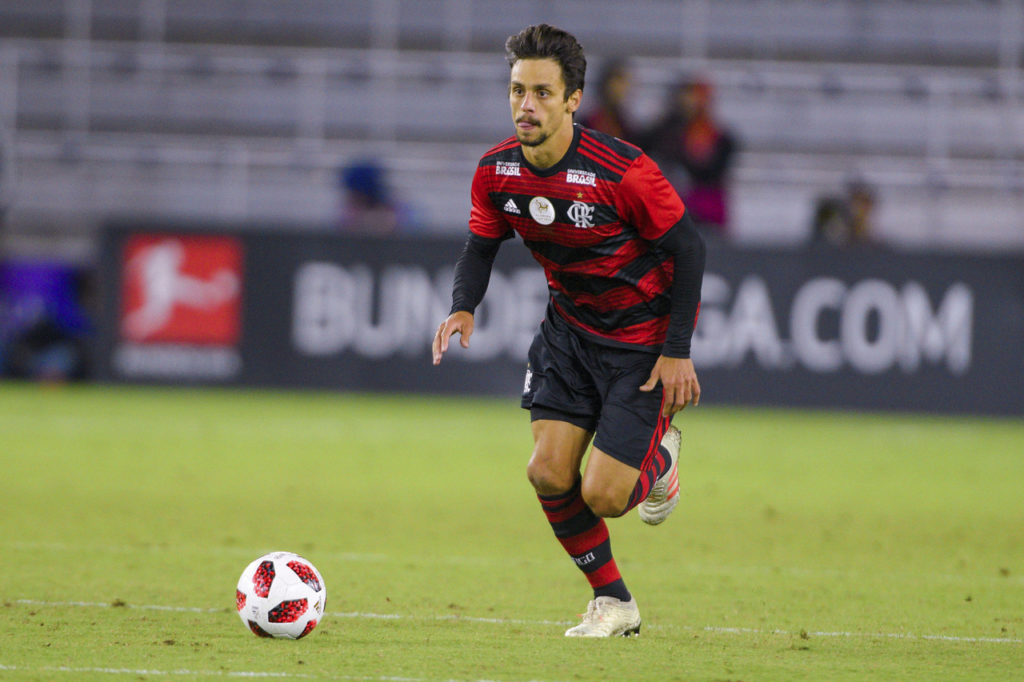 Rodrigo Caio, do Flamengo, conduz a bola em seu primeiro jogo com a camisa do clube.