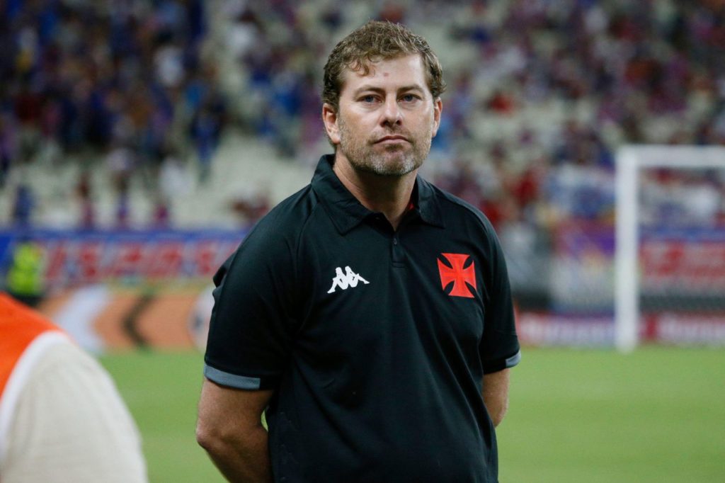 Técnico interino Rafael Paiva à frente do Vasco