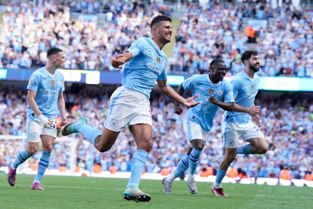 Volante Rodri comemora o terceiro gol do Manchester City na vitória sobre o West Ham pela Premier League