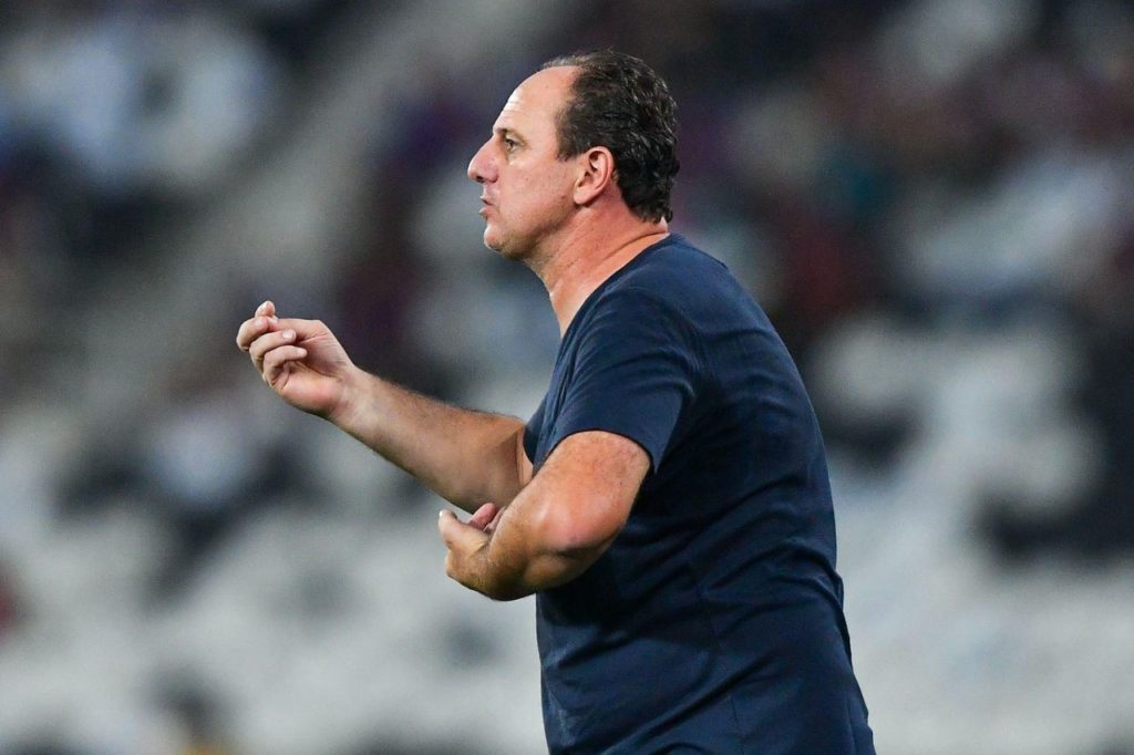 Técnico Rogério Ceni no comando do Bahia em jogo do Campeonato Brasileiro