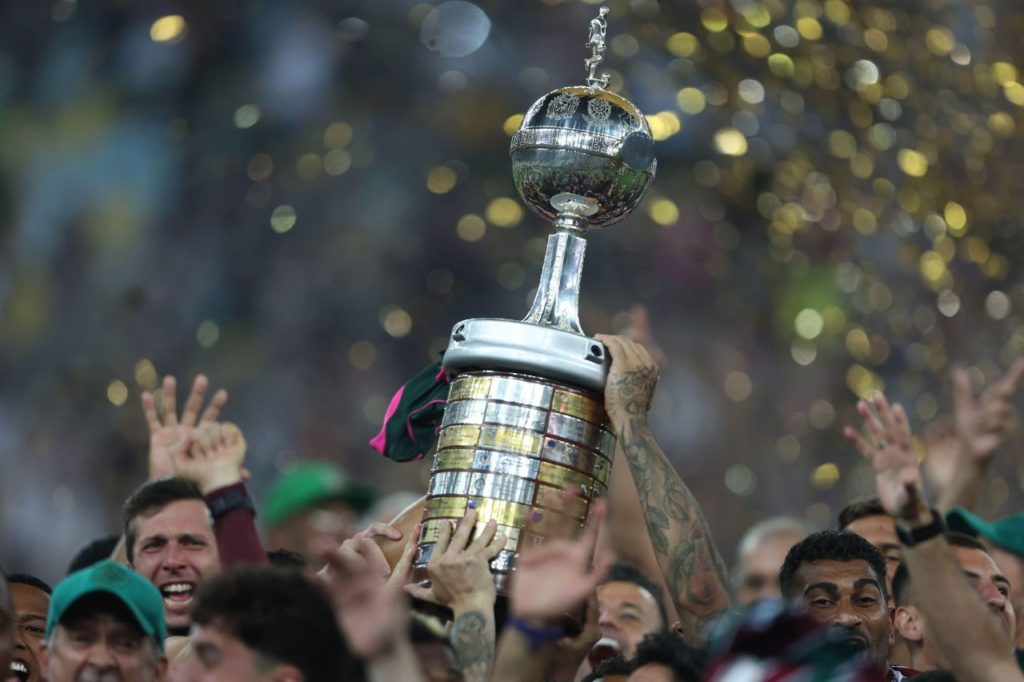 Taça da Libertadores sendo erguida na final