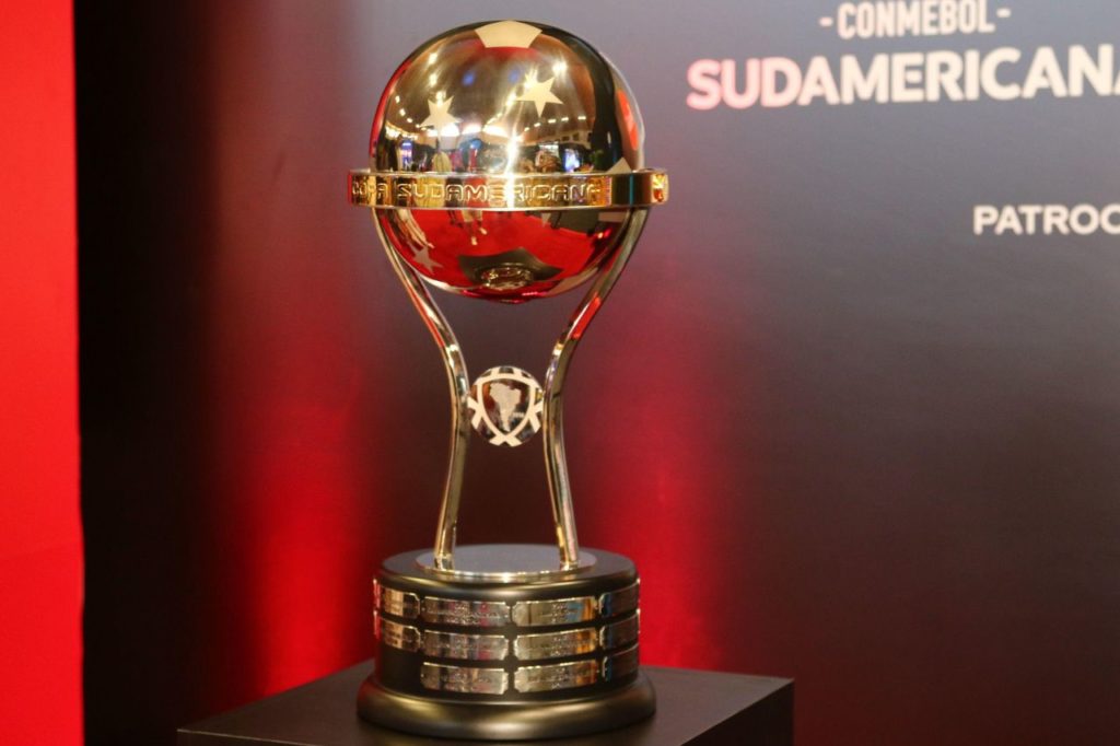Troféu da Copa Sul-Americana sendo exibido em evento