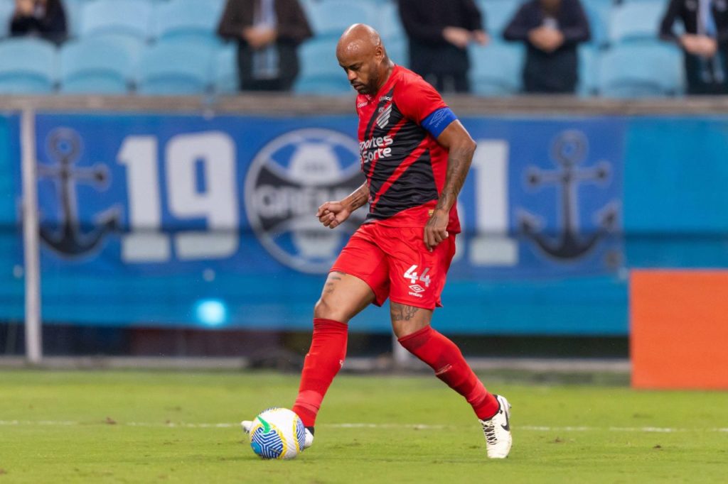 Zagueiro Thiago Heleno em jogo do Athletico Paranaense