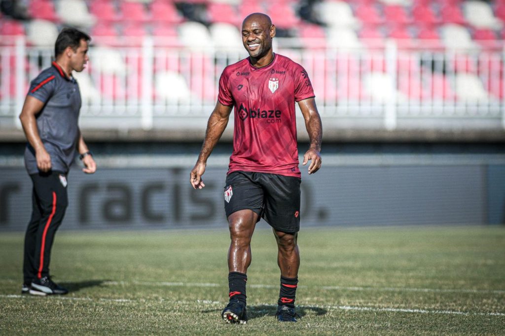 Centroavante Vagner Love em treino do Atlético-GO para a retomada do Brasileirão