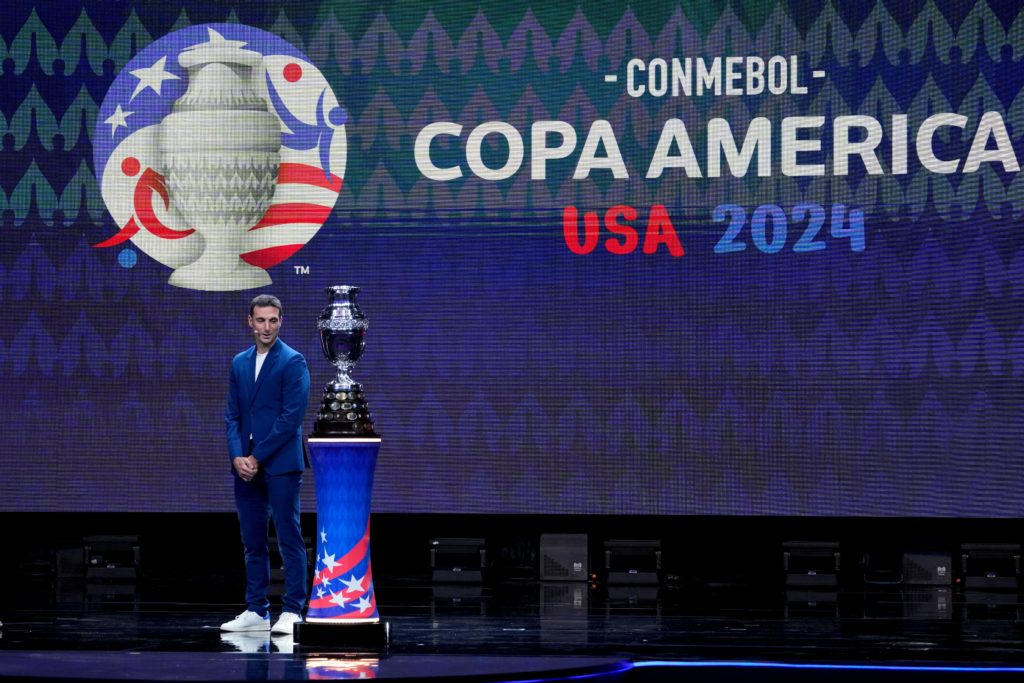 Técnico da Argentina Lionel Scaloni ao lado do troféu durante cerimônia da Copa América 2024.