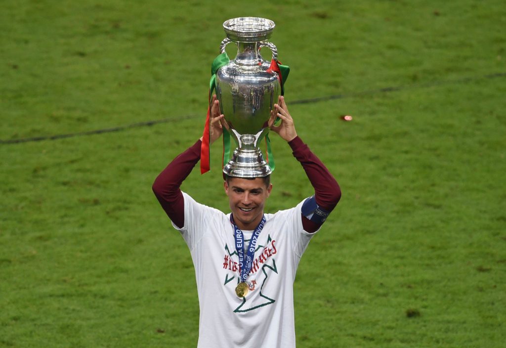 Cristiano Ronaldo, de Portugal, com o troféu depois de vencer a final do Eurocopa 2016, no Stade de France, em Paris.