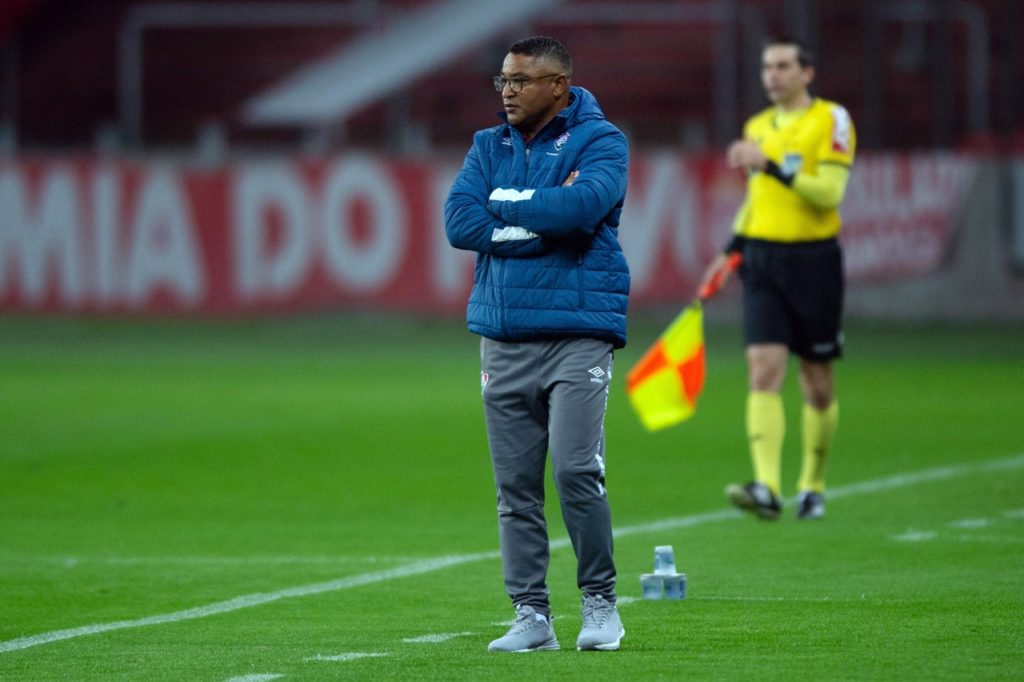 Roger Machado, do Juventude, observa o time na beira do campo em um jogo da temporada.