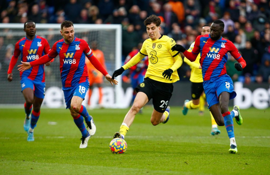 Kai Havertz em disputa pela bola contra jogadores do Crystal Palace's em uma partida da Premier League.