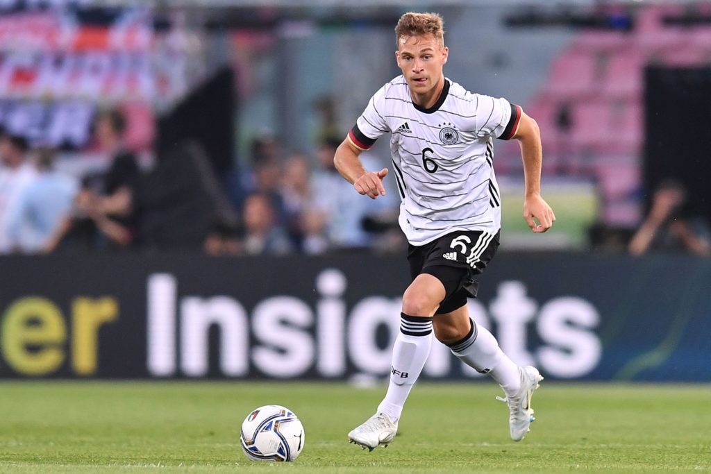 Joshua Kimmich disputando a bola em campo pelo time da Alemanha contra a Itália na UEFA Nations League, Bologna, Itália, junho de 2022.