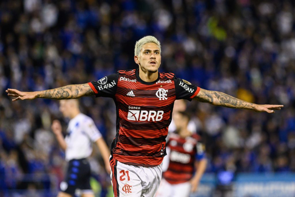 Pedro, artilheiro do Flamengo, comemorando gol durante a Copa Libertadores em 2022.