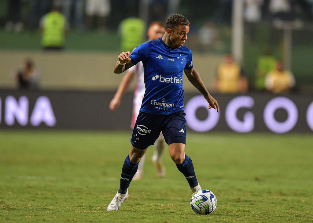 Rafael Bilu, do Cruzeiro, com a bola dominada em um jogo do time na temporada de 2023.