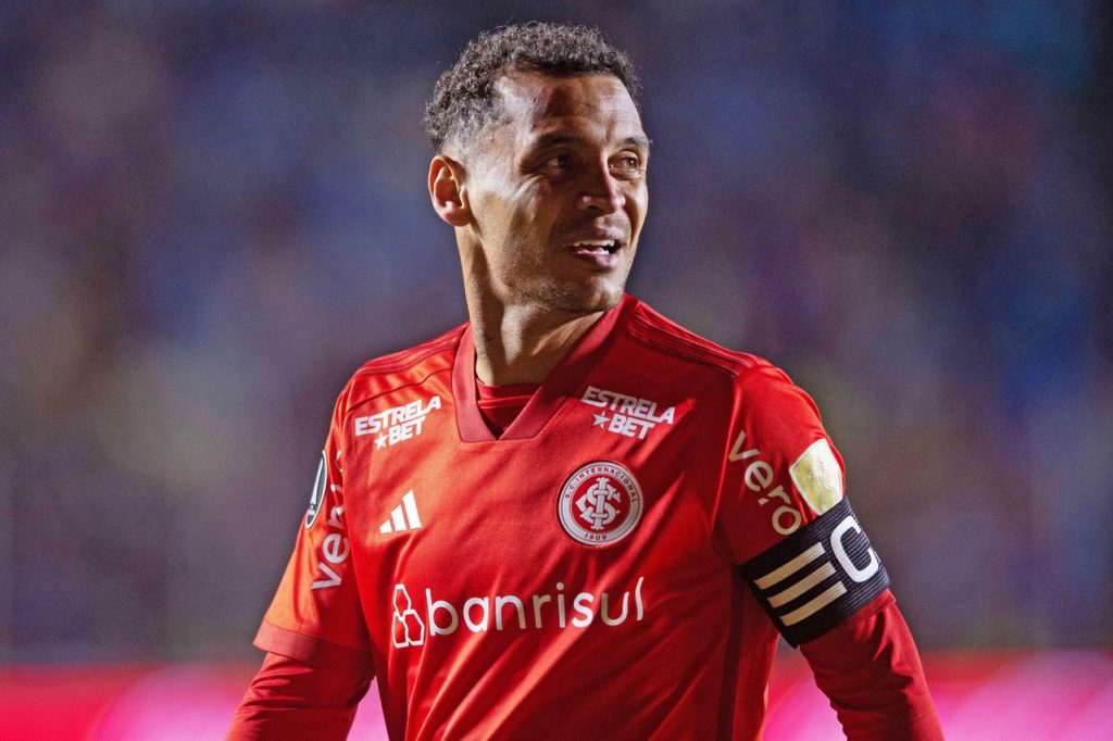 Alan Patrick, do Internacional, lamentando um lance em uma partida da equipe na temporada.