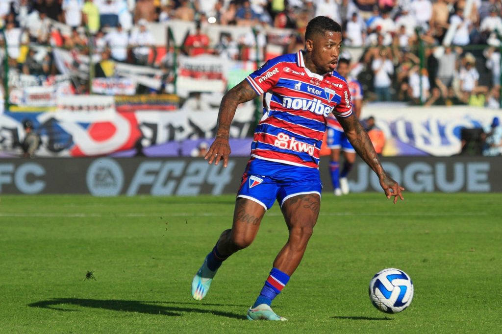 Marinho, do Fortaleza, com a bola dominada em um jogo do time na temporada.