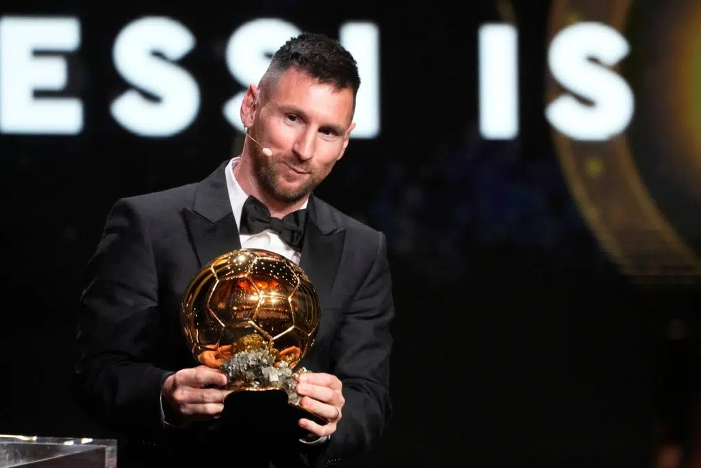 Messi recebendo o prêmio do Bola de Ouro durante a cerimônia de 2023.