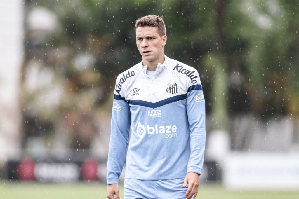 Julio Furch, do Santos, observa o treino do time no CT Rei Pelé, em Santos.