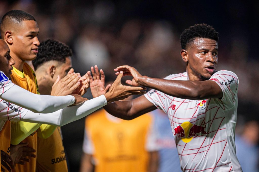 Eric Ramires, do Bragantino, comemorando um dos gols do time na temporada de 2024.