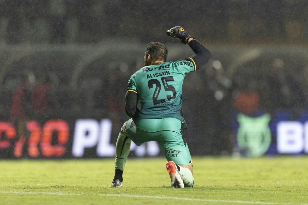 Alisson, do Criciúma, comemorando um gol marcado pelo time na temporada de 2024.