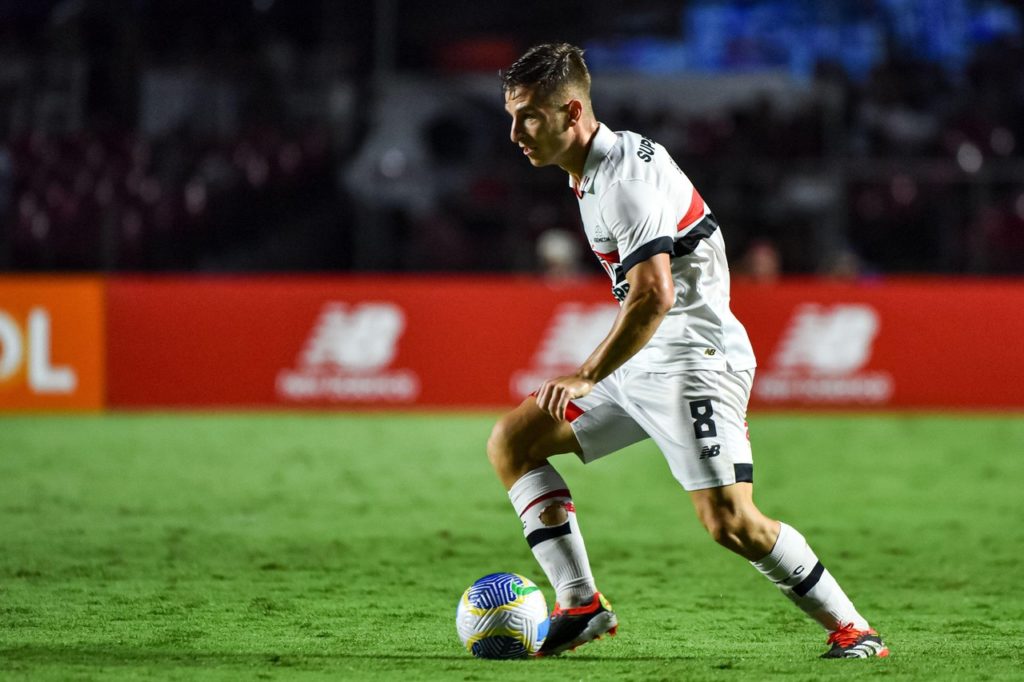 Galoppo, do São Paulo, com a bola dominada em um jogo da equipe na temporada.