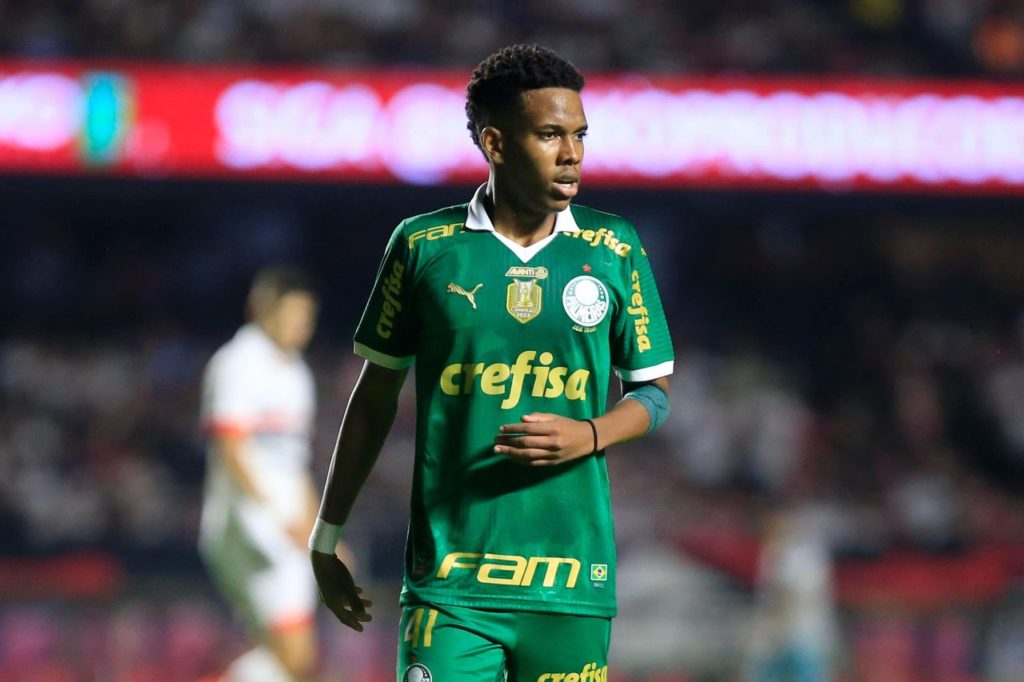 Estêvão, do Palmeiras, observa o jogo em uma das rodadas do Brasileiro desta temporada de 2024.