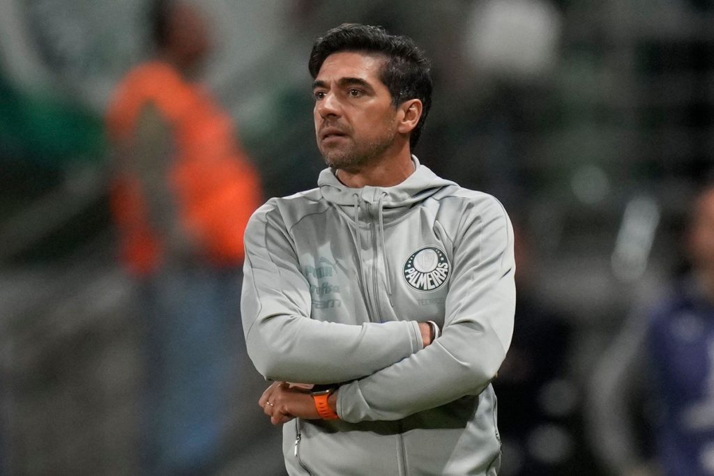 Abel Ferreira, do Palmeiras, observa o jogo da equipe na temporada 2024.