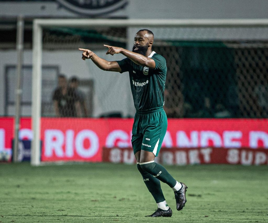 Marcão Silva, do Goiás, comemorando um gol marcado pelo time na Série B do Brasileirão.