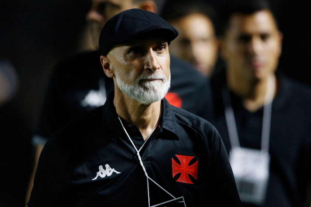 Álvaro Pacheco, do Vasco, observando o time antes de uma partida na temporada 2024.