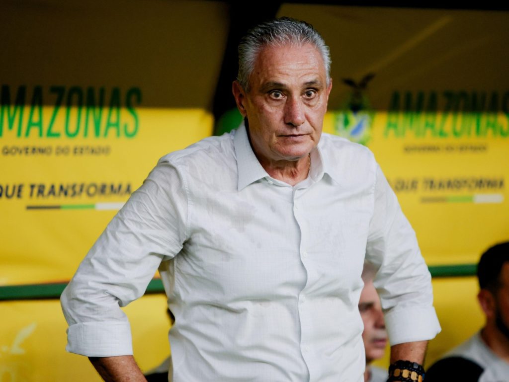 Tite, do Flamengo, observando o campo em um jogo do time na Copa do Brasil da temporada de 2024.