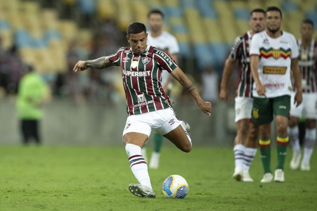 Terans, do Fluminense, tenta um chute durante uma partida da temporada.