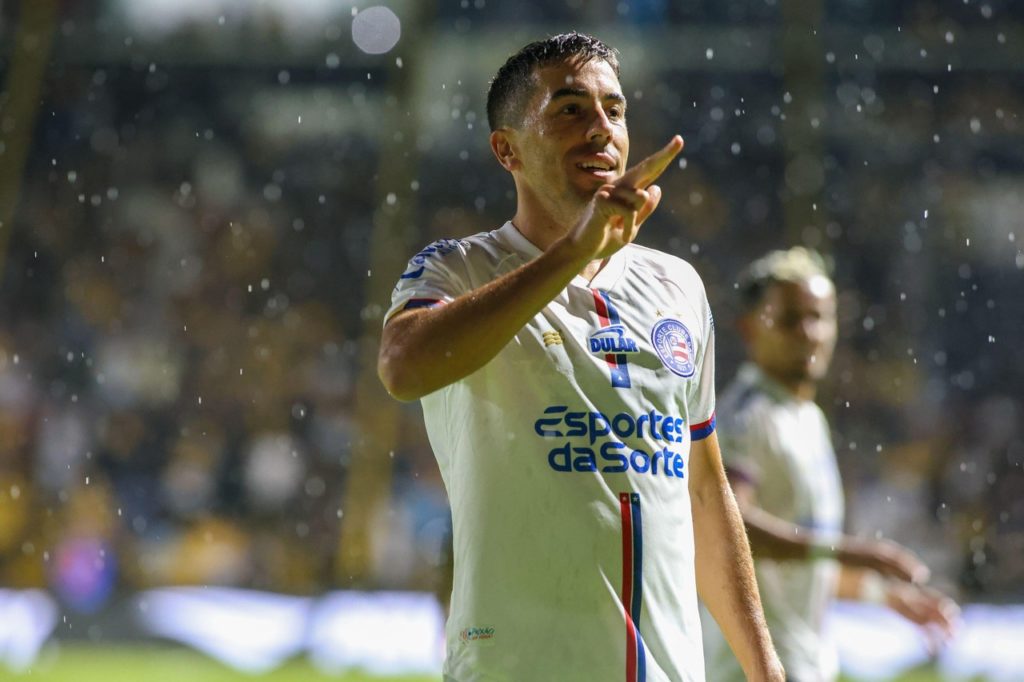 Carlos de Pena, do Bahia, comemorando um gol marcado pelo clube na temporada de 2024.