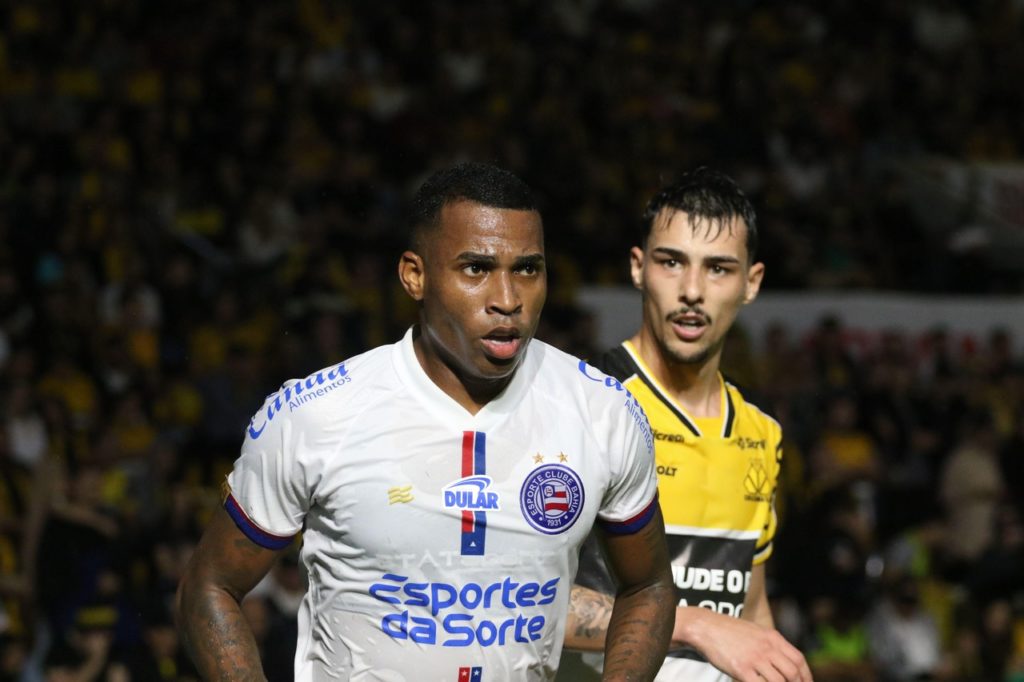 Jean Lucas, do Bahia, observando o jogo em uma das rodadas do Brasileirão.