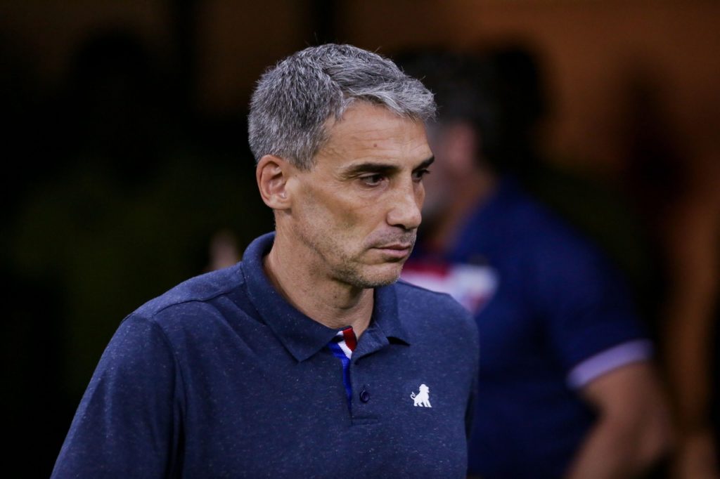 Vojvoda, do Fortaleza, observando o campo em um dos jogos do time na temporada.