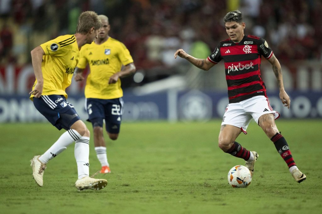 Ayrton Lucas, do Flamengo, tentando passar por dois marcadores em um dos jogos da temporada 2024.