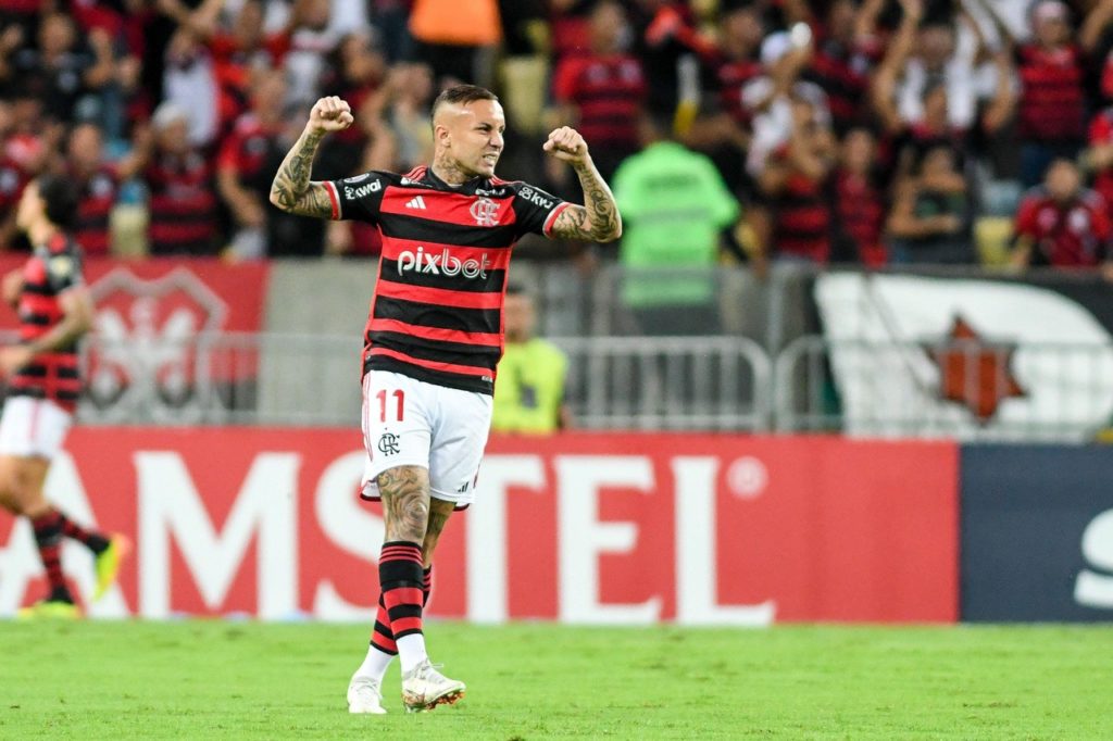 Everton Cebolinha, do Flamengo, comemorando um gol do time na temporada de 2024.