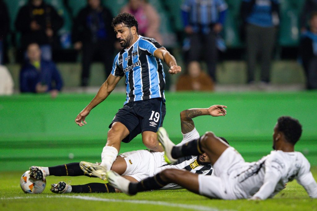 Diego Costa, do Grêmio, tenta dominar a bola em um dos jogos do time na temporada.
