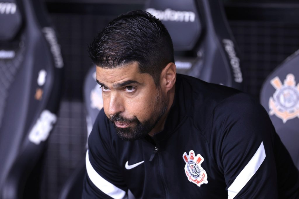 António Oliveira, do Corinthians, observa o time durante um jogo da rodada do Brasileirão.