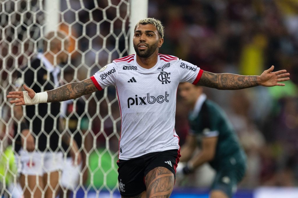 Gabigol, do Flamengo, comemorando um dos gols do jogo contra o Vasco no Brasileirão de 2024.